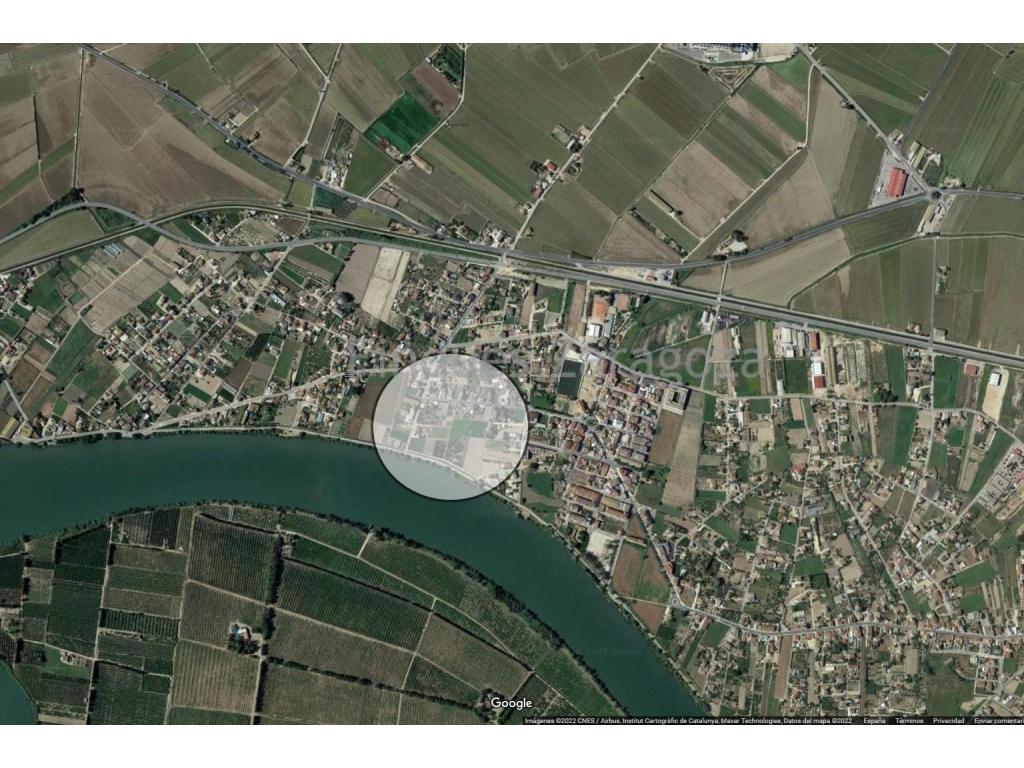 Zu verkaufen dieses Grundstück von 918m² in der Gegend von Jesus y Maria (Deltebre), mit 20m der linearen Front und 40m der linearen Tiefe ca.Es befindet sich in einer ruhigen Gegend, umgeben von Einfamilienhäusern und nur wenige Meter vom Fluss Ebro entfernt.